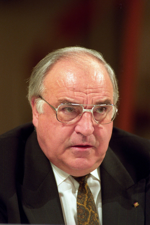 Federal Chancellor Helmut Kohl (Germany CDU) in Frankfurt an der Oder..., 1990 (photo)
