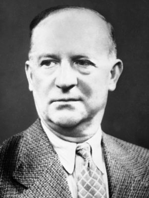 Author Arthur Omre … (photo)