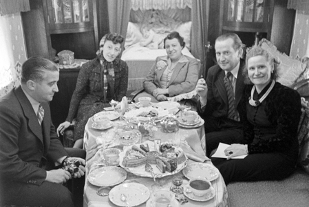 An afternoon spent with coffee and cakes in Karlsbad, Germany 1930s (b/w photo)