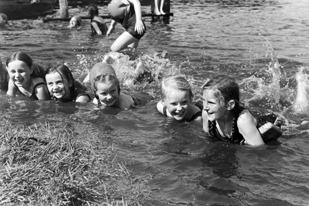Swimming lessons at the rural school in Tiefensee run by Adolf Reichwein, Germany 1930s (b/w photo)