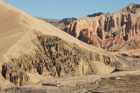 Mani Wall with View of Dhakmar Cliff, Ghemi (Ghami), Upper Mustang Valley, Nepal (photo)