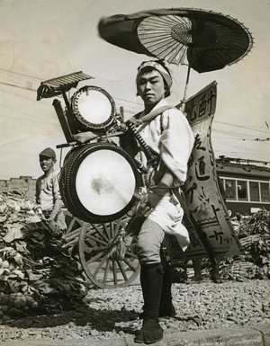 Chindonya-Hiromeya, a Japanese sandwich man (b/w photo)