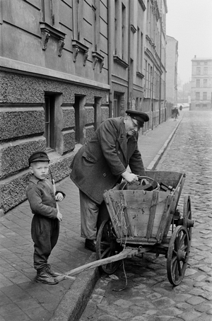 Grandfather and grandchild collect scrap in east Germany ..., 1959 (photo)