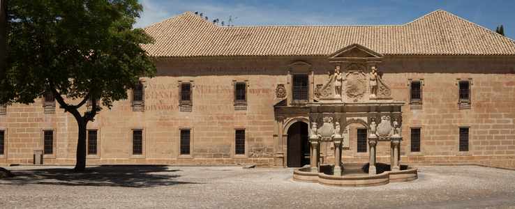 Square (Plaza Santa Maria). The fountain (Santa Maria). Former university buildings (Seminario Conciliar San Felipe Neri, Universidad Internacional de Andalucía sede Antonio Machado).