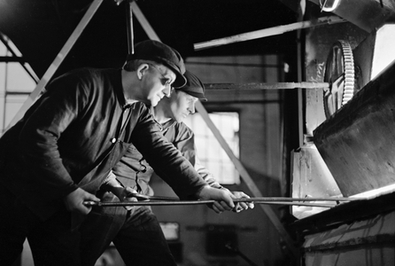 Drammen January 22, 1947. Drammen's glassworks, manufacturer of insulating glass, hardened and patterned glass ..., 1947 (photo)