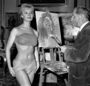 Anny Nelsen (La Vamp 59) Posing, In A Little Bikini In Angora, For The Painter Jean Gabriel Domergue. October 22, 1959 (b/w photo)