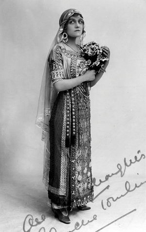 Blanche Tomlin in 'Gipsy Love', signed postcard
