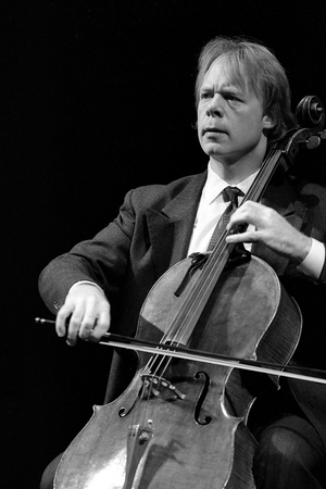Lynn Harrell in 1990 (b/w photo)