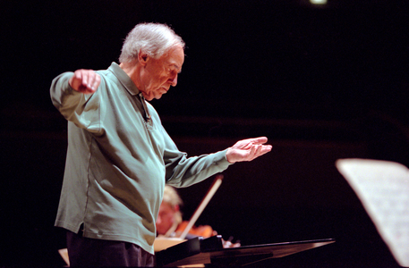 Pierre Boulez, conducting, Paris, 2007 (photo)