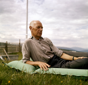 1962: Einar Gerhardsen in relaxed pose. Einar Gerhardsen on an air mattress / rubber mattress …, 1962 (photo)