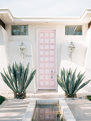 White house with a pink door, in Palm Springs, California, USA (photo)