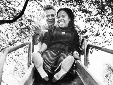 Peter Finch, Eletha Barrett, New York, Usa, 1968 (b/w photo)