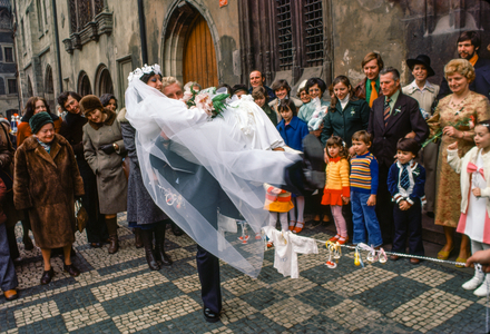 A newly married man and woman celebrate their wedding with friends and family in fron…, 1978 (photo)