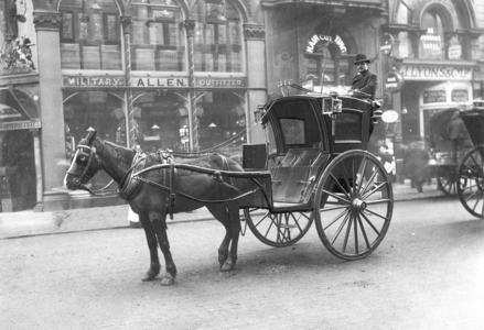 Hackney carriage in London, 1904 (b/w photo)