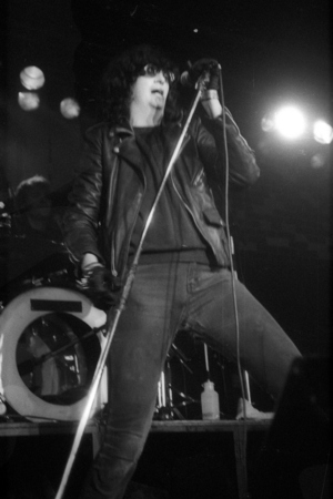 Joey Ramone in concert (photo)