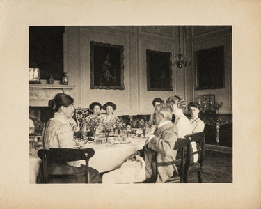 The dining room of an aristocratic family from the beginning of 20th century., Great Britain, 1900-20 (photo)