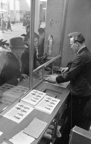 View of a ticket counter at Muenchen Hauptbahnhof (Munich main railway station), 1954 (b/w photo)