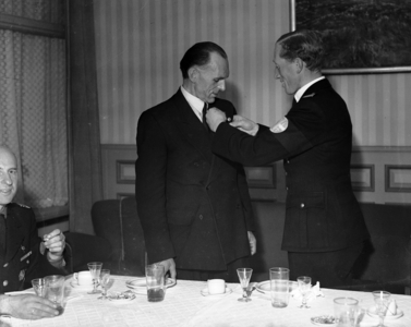 WW2 Oslo 19440912 Tryggve Gran is appointed an honorary member of the Hirden flight team …, 1944 (photo)