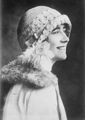 Portrait of the queen mother (1900-2002), 1927 (b/w photo)