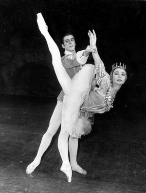 Svetlana Beriosova and Donald Macleary while rehearsing for the ballet that will be at the Royal Opera House for the gala performance in presence of the Queen Mother and Princess Margaret, 30th April 1962 (photo)
