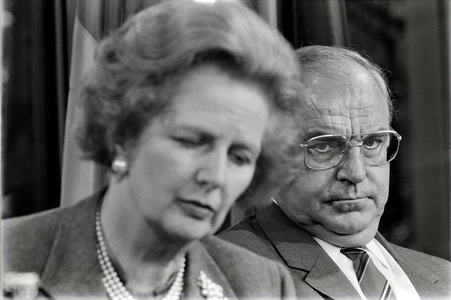 Dr. Helmut Kohl, Chancellor of the Federal Republic of Germany, and Margaret Thatcher at a press conference at the Federal Chancellery in Bonn, 1986 (b/w photo)