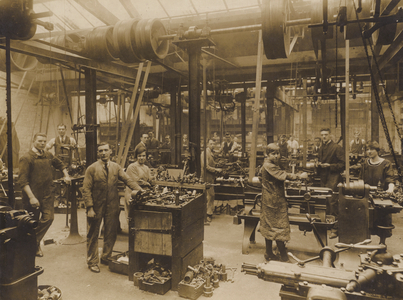 Unidentified English engineering works, early 20th century (b/w photo)