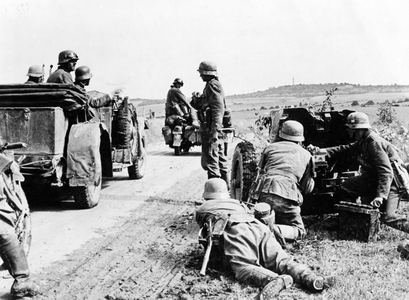 Advancing German troops in France, 1940 (b/w photo)