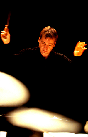Jonathan Nott portrait of the British conductor born in 1963 - Paris 2000 - conducting l'Ensemble Intercontemporain