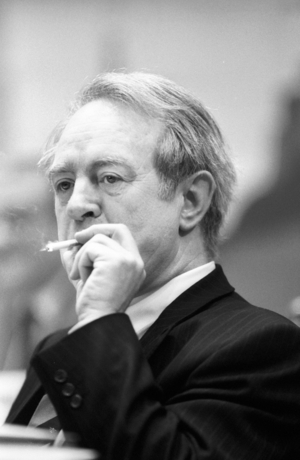 Johannes Rau (Federal Republic SPD Minister President North Rhine-Westphalia) smokes a cigarette during..., 1990 (photo)