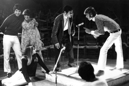 Roma, Italia, 1967, L'Opera Beat di scena al Piper con Penny Brown, Tito Schipa jr, Simon Catlin, Alberto Dentice, Leslie e Laurie Anderson (b/w photo)