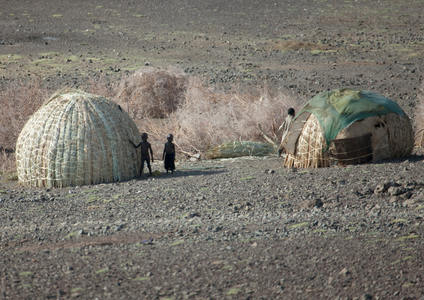 Grass huts in el molo tribe village, Turkana lake, Loiyangalani, Kenya, Africa (photo)