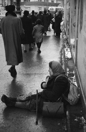 Life in post- war Vienna: A beggar woman in a newly fashionable shopping street ..., 1953 (photo)