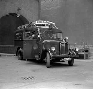 The police car of the Verkehrsunfallkommando, a small bus of the company Buessing NAG, Germany 1930s (b/w photo)