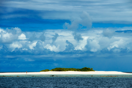 White beach on Maldives islands, Gaafu Alifu Atoll (photo)