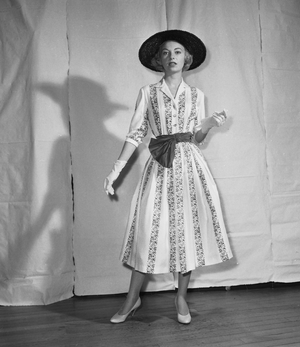 Haute couture Alayne spring-summer 1957 collection, carambola dress with velvet ribbons and 1956 hat (photo)