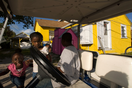 Children playing outside a typical loyalist house, Bahamas (photo)