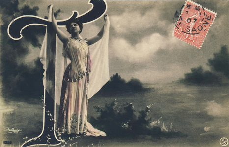 Capital letter T: Juliette Simon Girard (1859-1959), French singer (soprano) .,1906 (photograph)