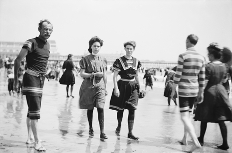 People Walking Along Beach, Atlantic City, New Jersey, USA, c.1900 (b/w photo)
