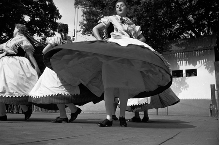 Folk dance CSSR, 1956 (photo)