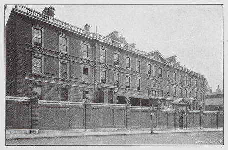 London: Knightsbridge Barracks (b/w photo)