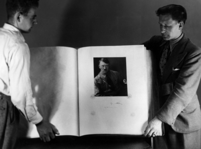 Manuscript collection album at the Berlin Crafts Fair, 1936 (b/w photo)
