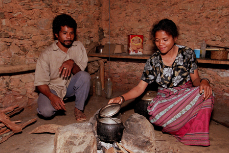 Young couple in the kitchen of their house in East Timor, 1999 (photo)