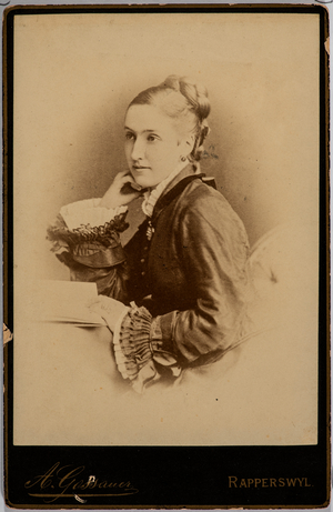Portrait of a young woman dressed with elegance, Rapperswyl, Switzerland, 1880-1900 (photo)