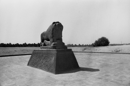 Iraq Baghdad 01 04 1989 Photo out a Basalt block hewn and in Over Dreier …, 1989 (photo)
