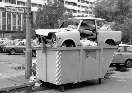 Berlin, Trabi in the garbage 1990 (photo)