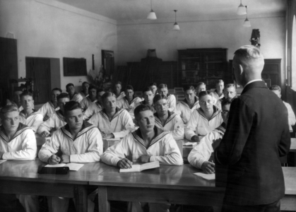 Instruction at the Naval Intelligence School Muerwik, 1935 (b/w photo)