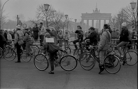 Berlin at the time of change 1989/1990 - 1st bicycle demonstration in East Berlin (photo)