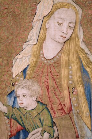 Flemish tapestry. The Virgin with the Child and angels (La Virgen con el niño y un àngel, Maria met Kind en engelen). Ca 1500.