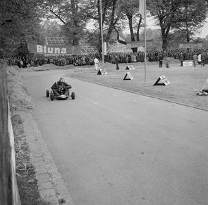 Soap-Box-Derby, 1950s (b/w photo)