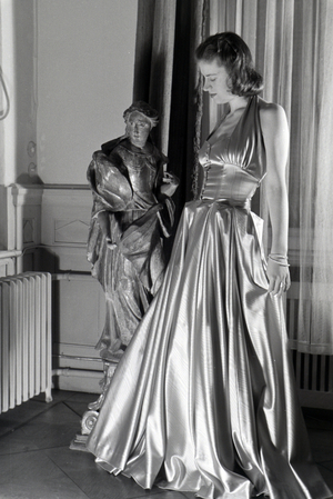 A model trying a dress of fashion designer Hilda Romatzki, Germany ca.1939 (b/w photo)